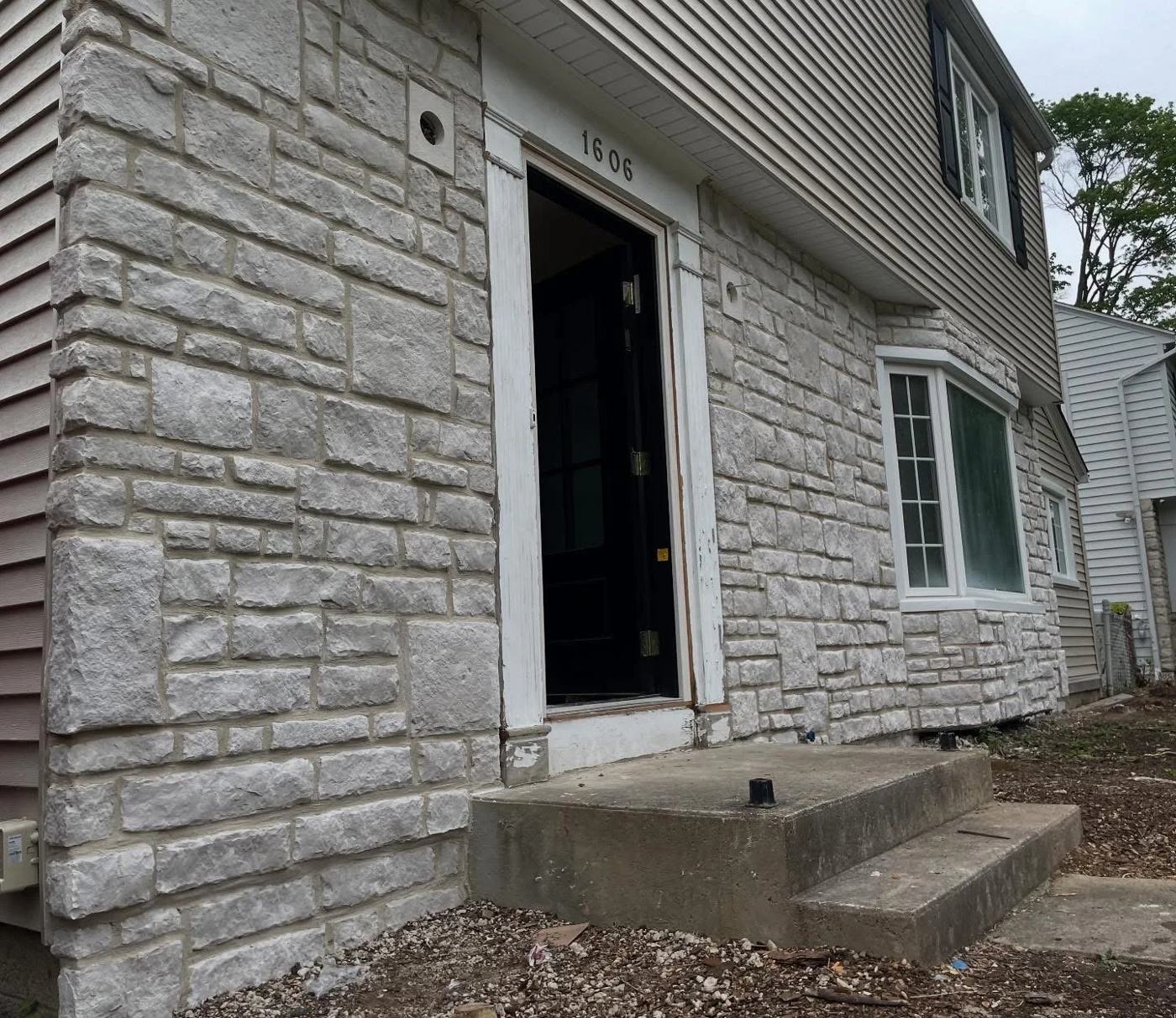 Stone veneer entry wall and step